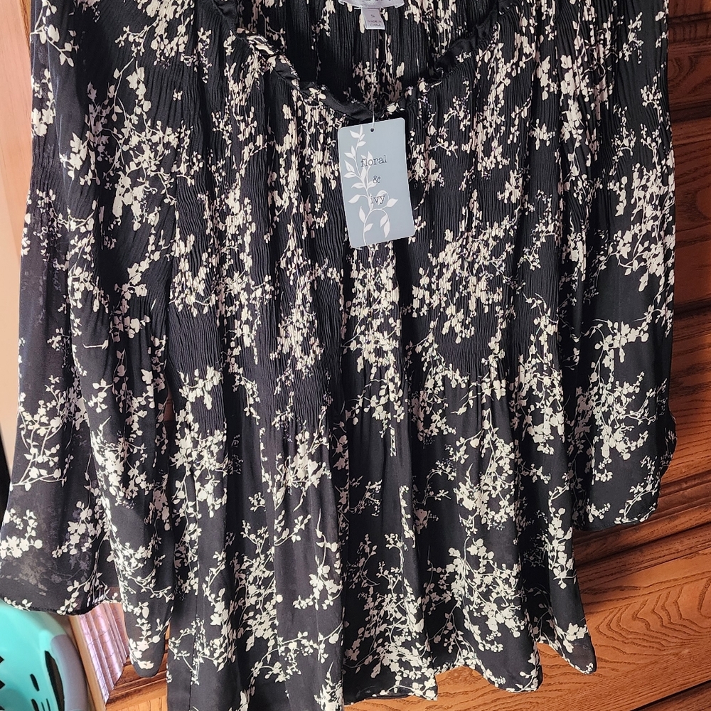 Blouse...flowy with bell sleeves and elastic top. Loose fit.